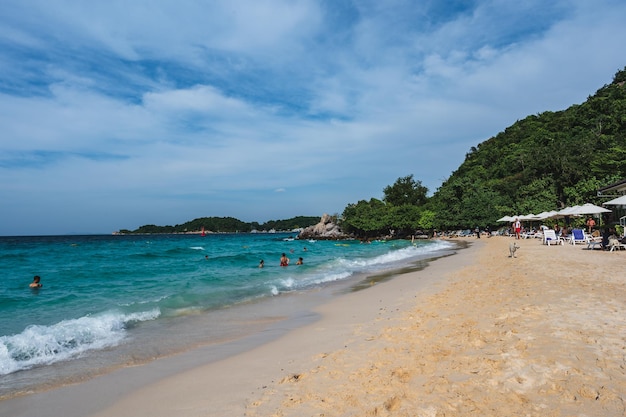 ChonburiThaïlande 11122022Touristes inconnus à la plage de Ta Yai Île de Koh lan en vacances L'île de Koh lan est la célèbre île près de la ville de Pattaya en Thaïlande Nual Beach