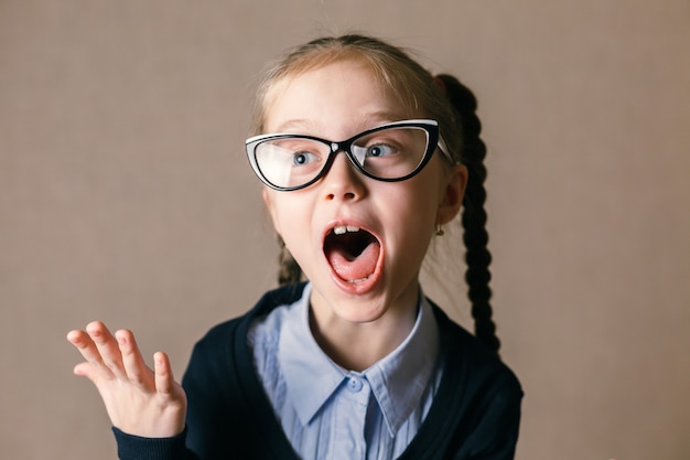 Choolgirl sous le choc. Concept éducatif.