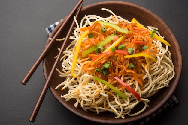 Le chop suey ou chopsuey américain est un aliment indochinois populaire. servi dans un bol avec des baguettes. mise au point sélective