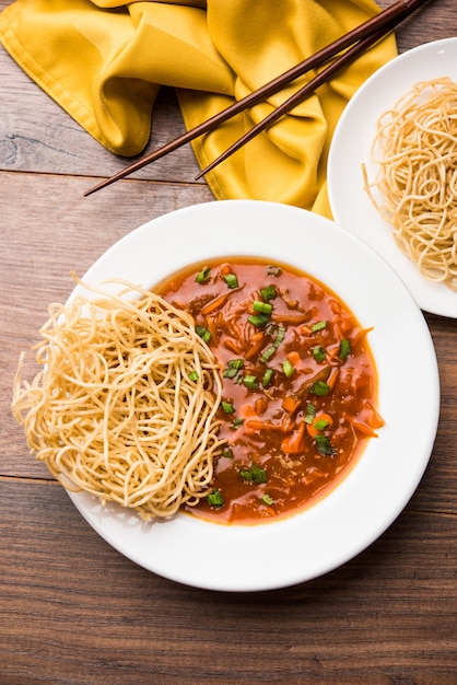 Le chop suey ou chopsuey américain est un aliment indochinois populaire. servi dans un bol avec des baguettes. mise au point sélective