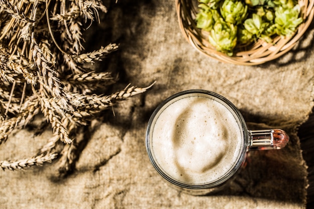 Chope de bière au blé et houblon sur toile de lin