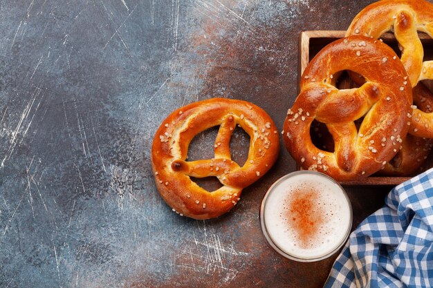 Chope de bière blonde et bretzel maison fraîchement cuit