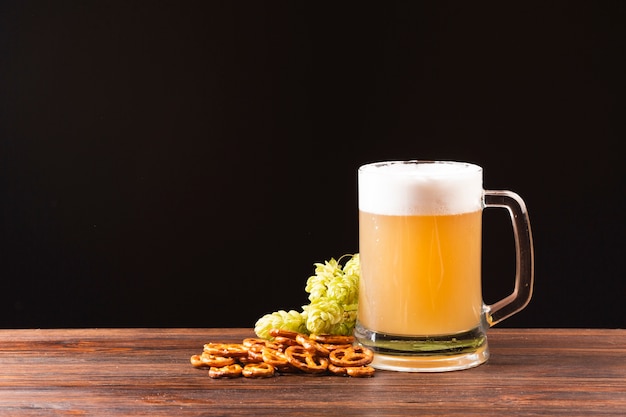 Chope à bière avec bretzels