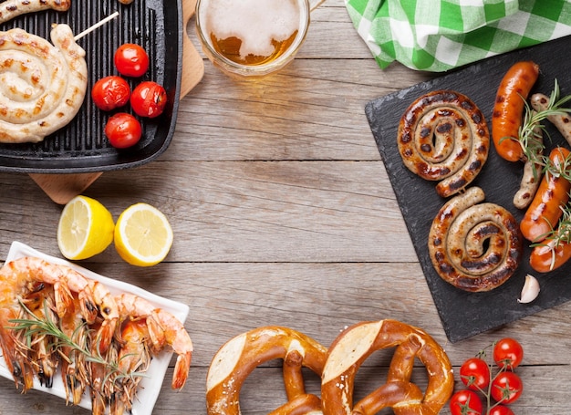 Chope de bière crevettes grillées saucisses et bretzel