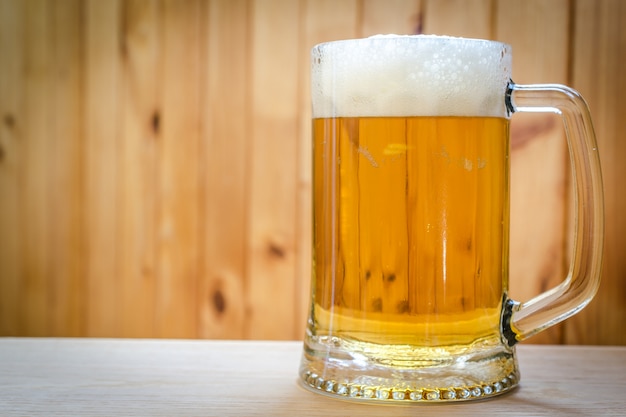 Chope à bière sur le fond en bois