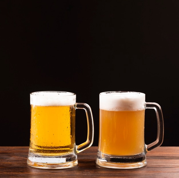 Photo chope de bière avec mousse sur planche de bois