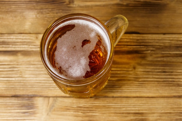 Chope de bière sur une table en bois Vue de dessus