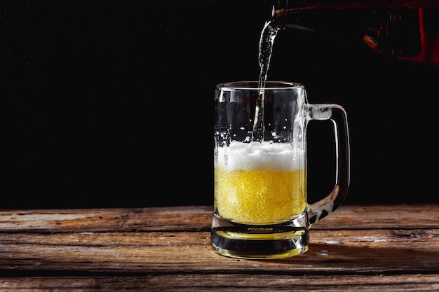 chope de bière sur une table en bois