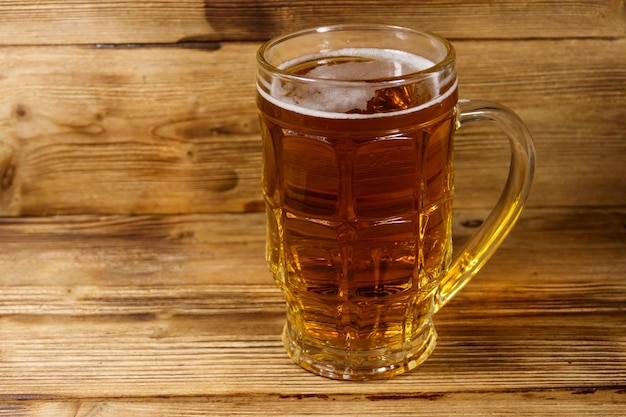 Chope de bière sur une table en bois