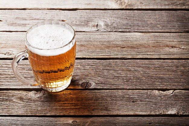 chope de bière sur une table en bois