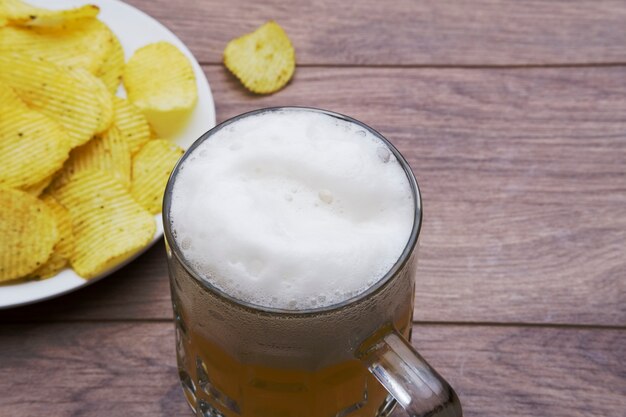 Chope de bière sur une table avec des frites