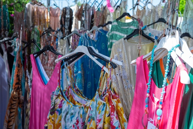 Échoppe de marché dans la ville côtière espagnole de Marbella vendant des robes d'été fraîches