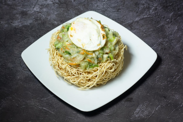 Chopsuey chinois avec oeuf et nouilles servi dans un plat isolé sur fond gris vue de dessus de la nourriture indienne et bangladaise