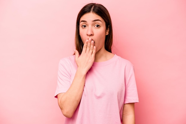 Choqué couvrant la bouche avec les mains anxieux de découvrir quelque chose de nouveau