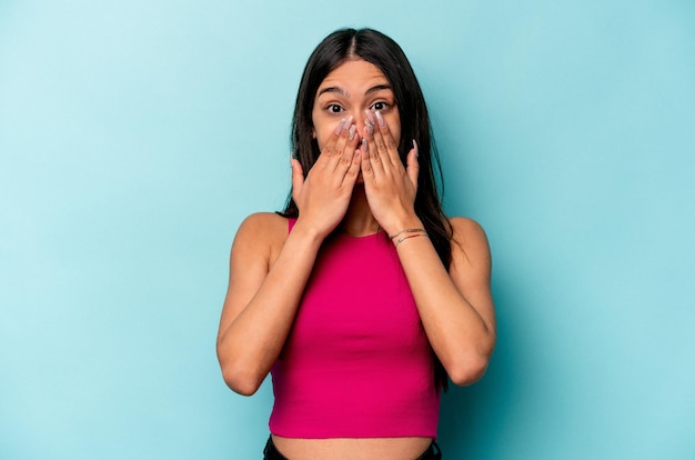 Choqué couvrant la bouche avec les mains anxieux de découvrir quelque chose de nouveau