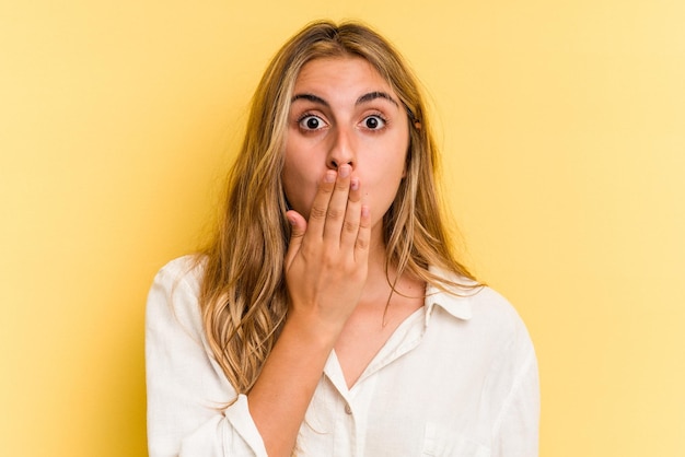 Choqué couvrant la bouche avec les mains anxieux de découvrir quelque chose de nouveau