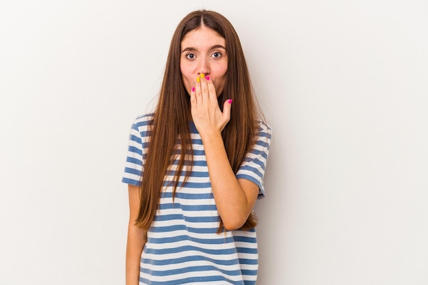 Choqué couvrant la bouche avec les mains anxieux de découvrir quelque chose de nouveau