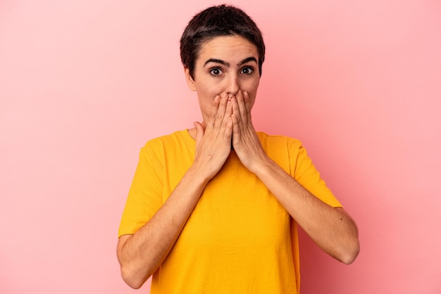 Choqué couvrant la bouche avec les mains anxieux de découvrir quelque chose de nouveau