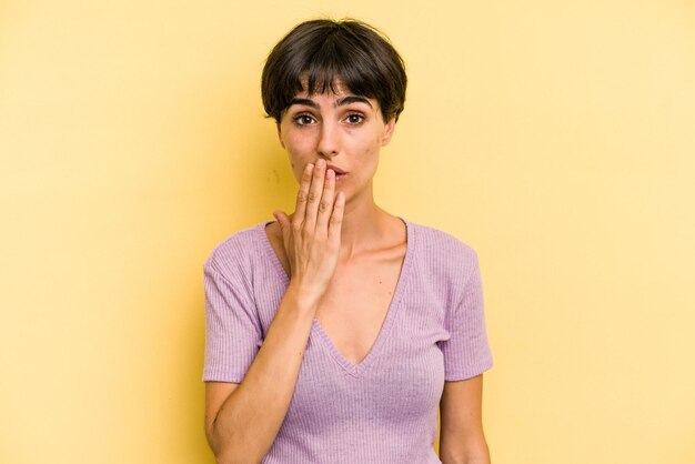 Choqué couvrant la bouche avec les mains anxieux de découvrir quelque chose de nouveau