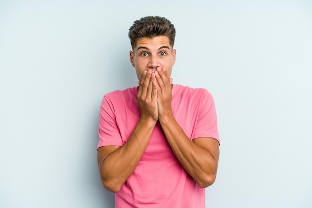 Choqué couvrant la bouche avec les mains anxieux de découvrir quelque chose de nouveau