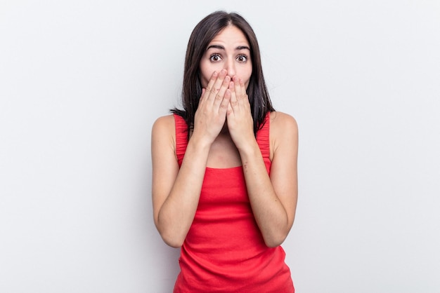 Choqué couvrant la bouche avec les mains anxieux de découvrir quelque chose de nouveau