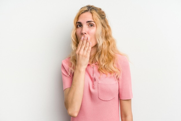 Choqué couvrant la bouche avec les mains anxieux de découvrir quelque chose de nouveau