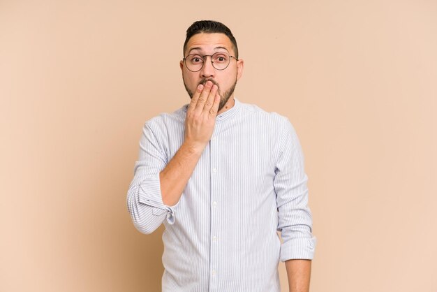 Choqué couvrant la bouche avec les mains anxieux de découvrir quelque chose de nouveau