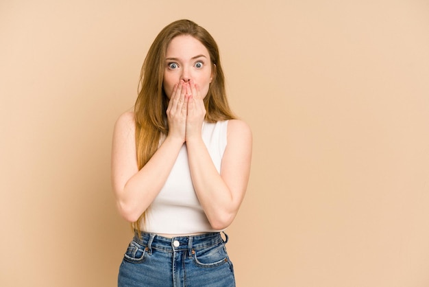 Choqué couvrant la bouche avec les mains anxieux de découvrir quelque chose de nouveau