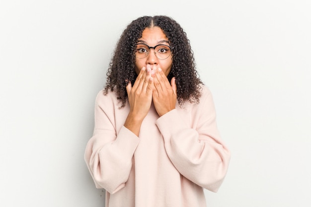 Choqué couvrant la bouche avec les mains anxieux de découvrir quelque chose de nouveau