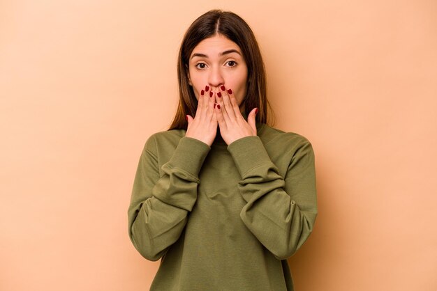 Choqué couvrant la bouche avec les mains