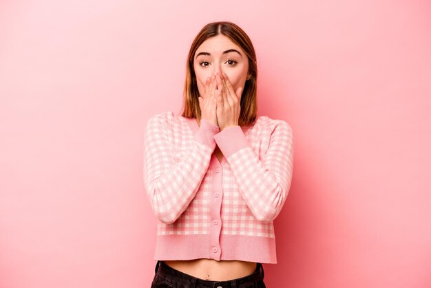 Choqué couvrant la bouche avec les mains