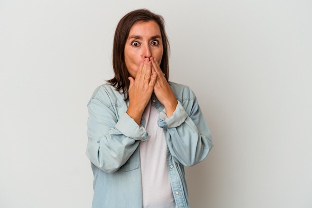 Choqué couvrant la bouche avec les mains