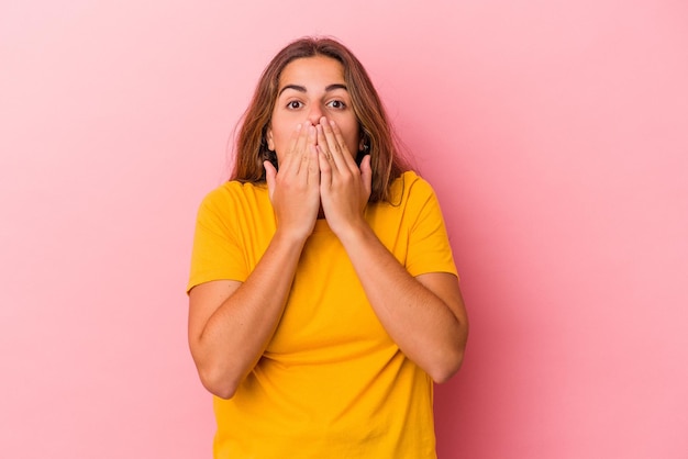 Choqué couvrant la bouche avec les mains