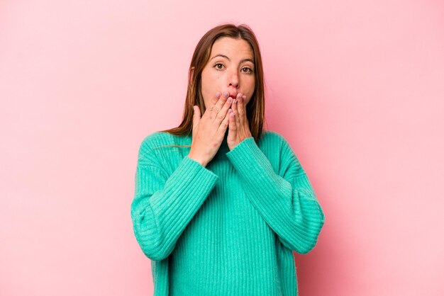 Choqué couvrant la bouche avec les mains