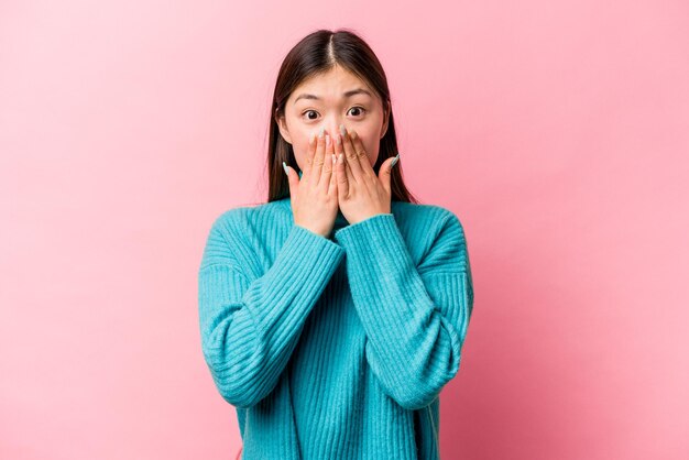 Choqué couvrant la bouche avec les mains