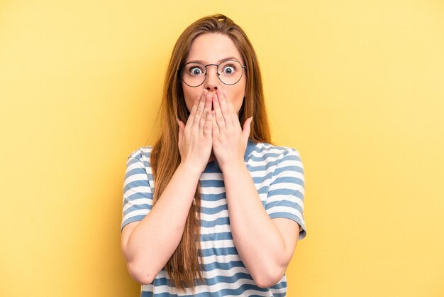 Choqué couvrant la bouche avec les mains