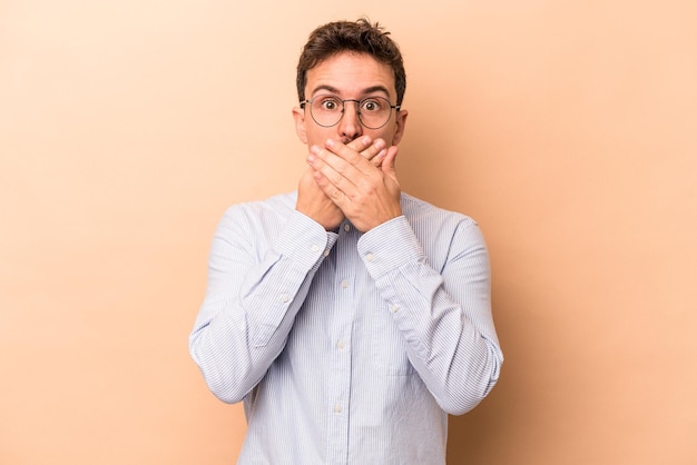 Choqué couvrant la bouche avec les mains