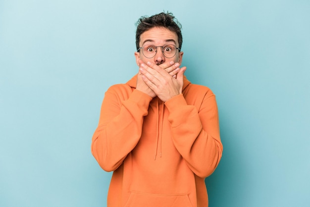 Choqué couvrant la bouche avec les mains