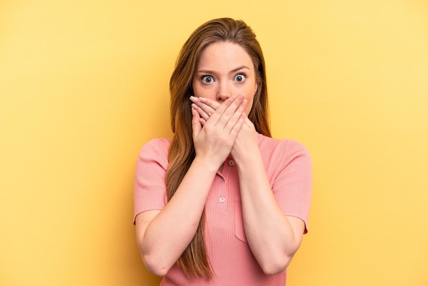 Choqué couvrant la bouche avec les mains