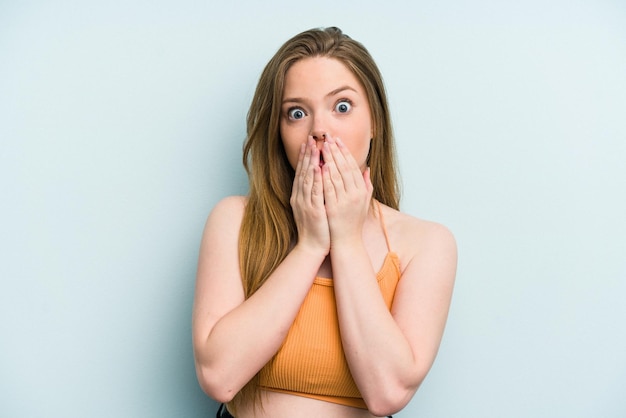 Choqué couvrant la bouche avec les mains