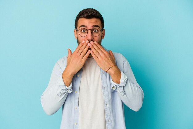 Choqué couvrant la bouche avec les mains