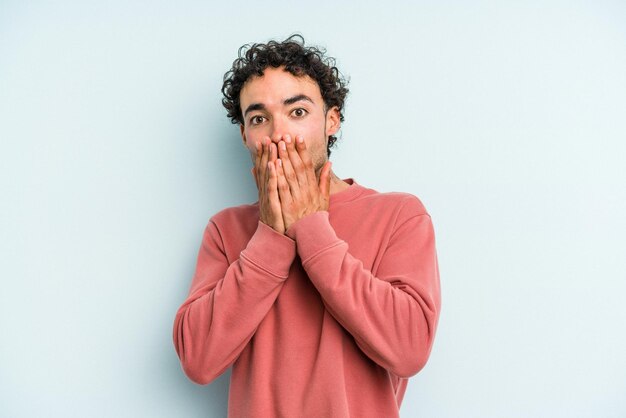 Choqué couvrant la bouche avec les mains