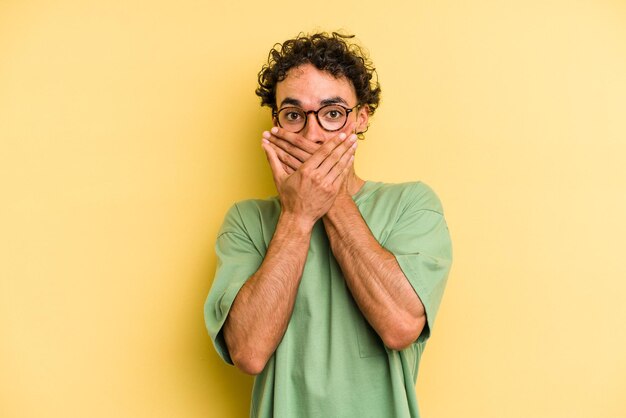Choqué couvrant la bouche avec les mains
