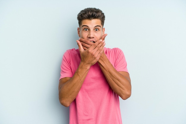 Choqué couvrant la bouche avec les mains