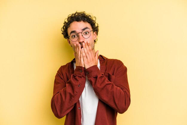 Choqué couvrant la bouche avec les mains