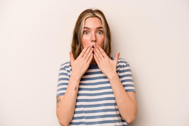 Choqué couvrant la bouche avec les mains