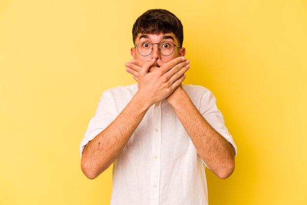 Choqué couvrant la bouche avec les mains