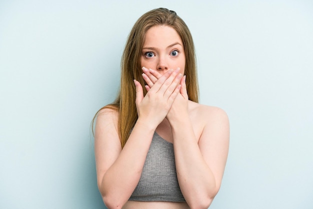 Choqué couvrant la bouche avec les mains