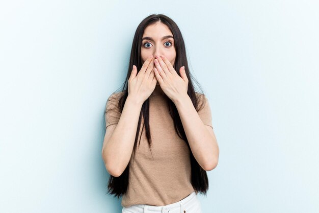 Choqué couvrant la bouche avec les mains