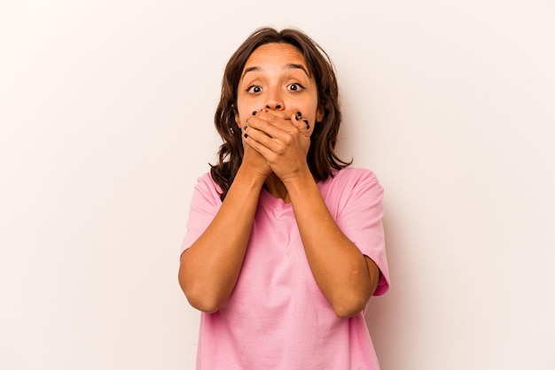 Choqué couvrant la bouche avec les mains